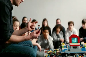 Un modèle Lego construit en atelier, avec une personne qui raconte la signification des éléments.