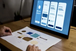 Un prototype papier à côté d’une maquette sur ordinateur, prêt pour un test utilisateur.