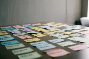 Design & Innovation Academy : Libérez votre créativité : un atelier collaboratif avec post-its, maquettes et échanges d'équipe