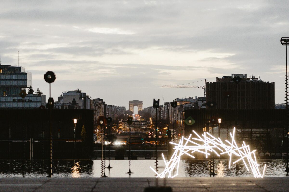 Comment la perspective simplifiée crée-t-elle l’effet naïf ?