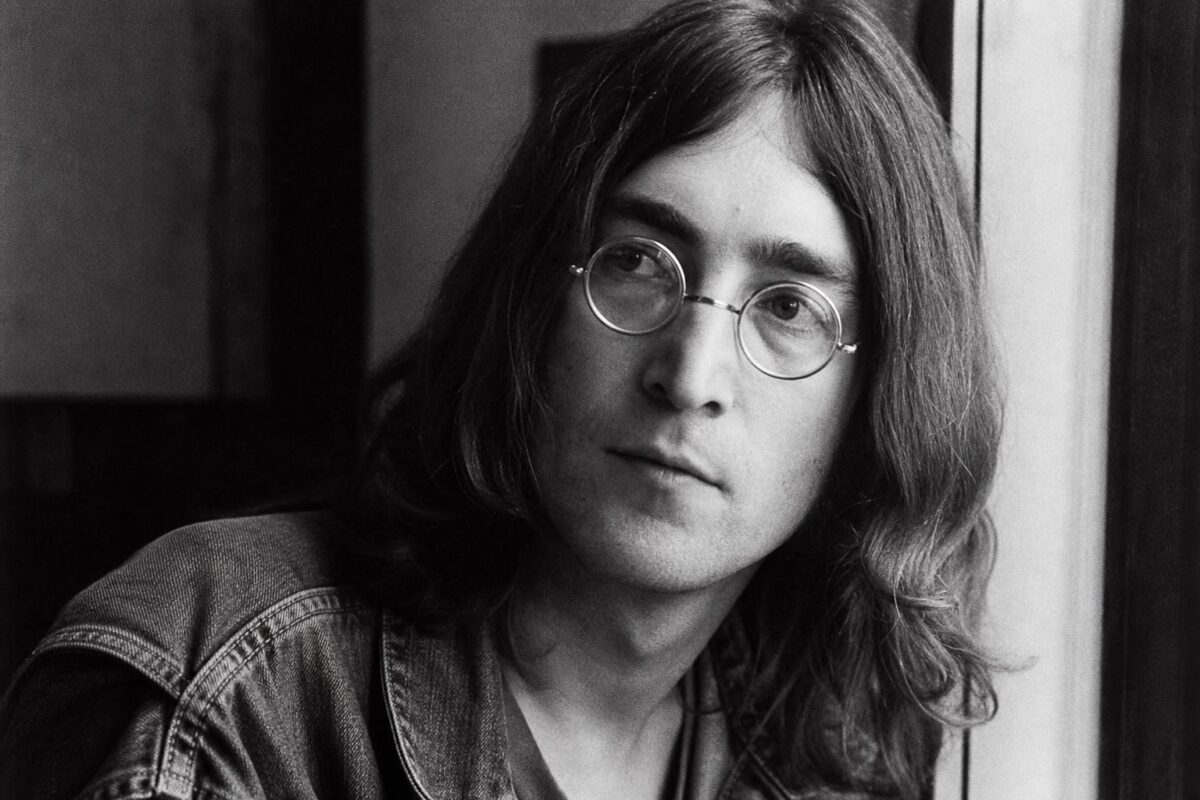 Les compagnons de john lennon sur la photo emblématique : le vrai duo derrière le mythe