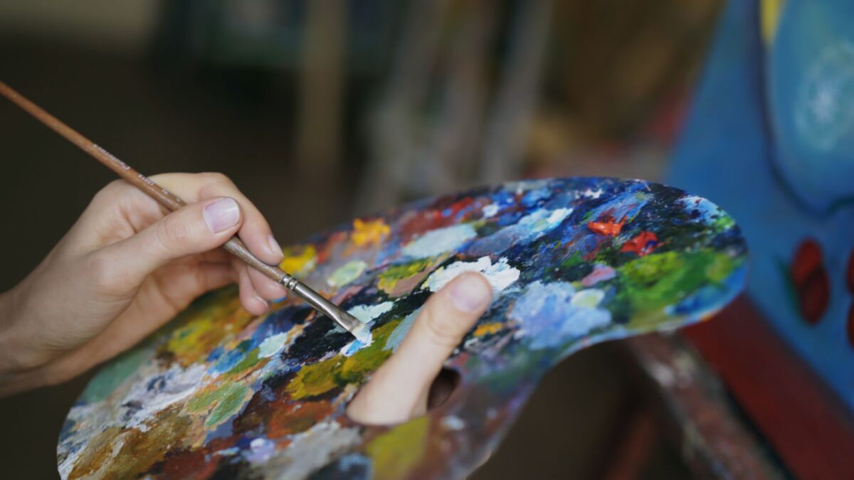 painter night secrets personnages structurent tensions