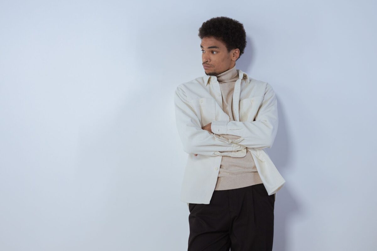 look dépareillé homme couleurs matières donnent