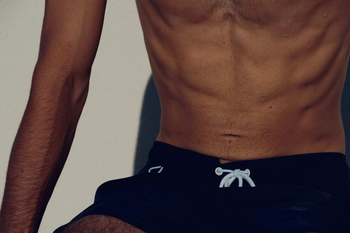 Maillot de bain homme : les coupes qui changent vraiment la silhouette cet été