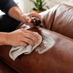 cuir taché : gestes sûrs pour nettoyer sans effacer la couleur et préserver la finition