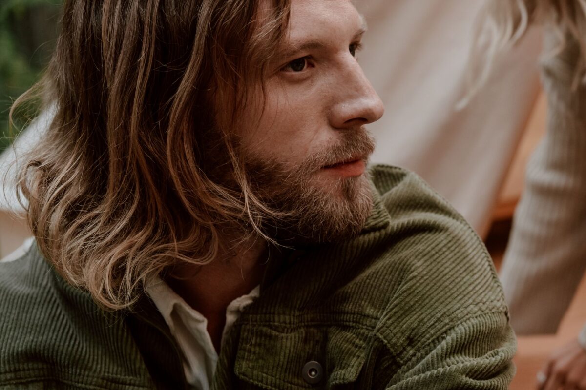 coiffures homme tendance cheveux mi longs