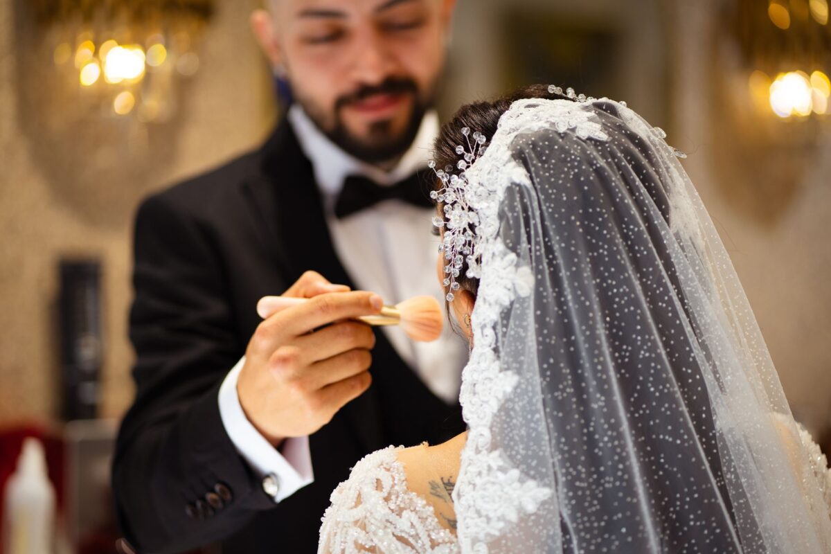coiffure mariage cheveux voile court fleurs